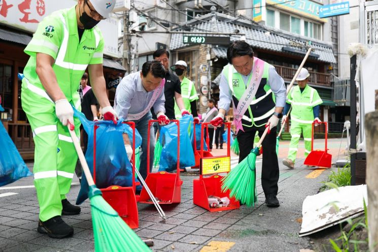 이성헌 구청장(앞줄 오른쪽)과 주민, 환경공무관들이 골목을 청소하고 있다. 서대문구 제공.