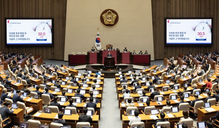 이재명 대통령이 26일 국회 본회의장에서 추가경정예산 시정연설을 하고 있다. 연합뉴스