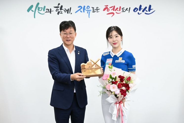 이민근 안산시장(왼쪽)이 프로당구 선수인 정수빈씨에게 홍보대사 위촉패를 전달하고 있다. 안산시 제공