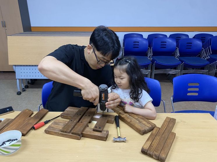 아빠와 함께하는 목공예 체험. 영덕군 제공