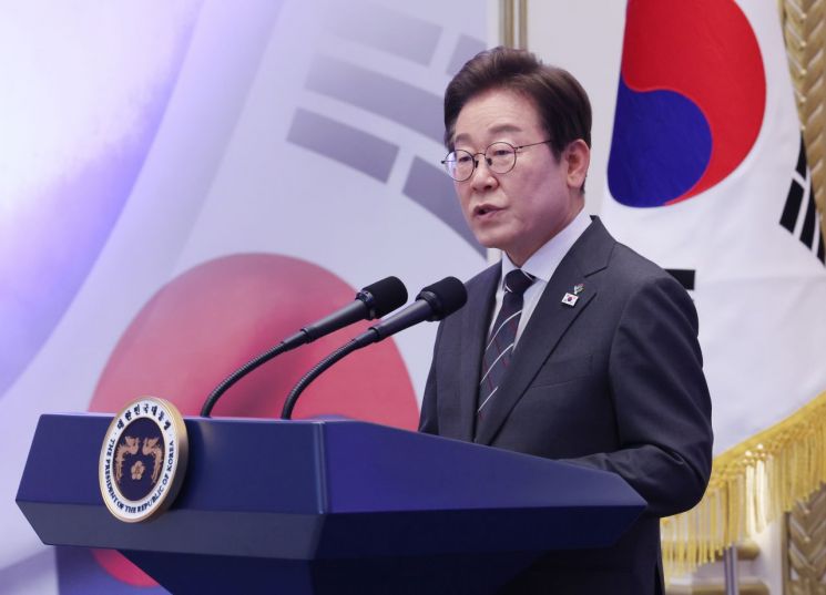 이재명 대통령이 27일 청와대 영빈관에서 열린 '호국 보훈의 달, 대통령의 초대' 행사에서 인사말을 하고 있다. 이번 행사에는 국가유공자 및 유족, 보훈단체장, 특별초청자 등이 참석했다. 연합뉴스