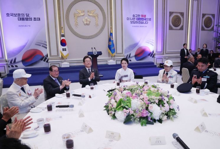 이재명 대통령과 김혜경 여사가 27일 청와대 영빈관에서 열린 '호국 보훈의 달, 대통령의 초대' 행사에 참석하고 있다. 연합뉴스