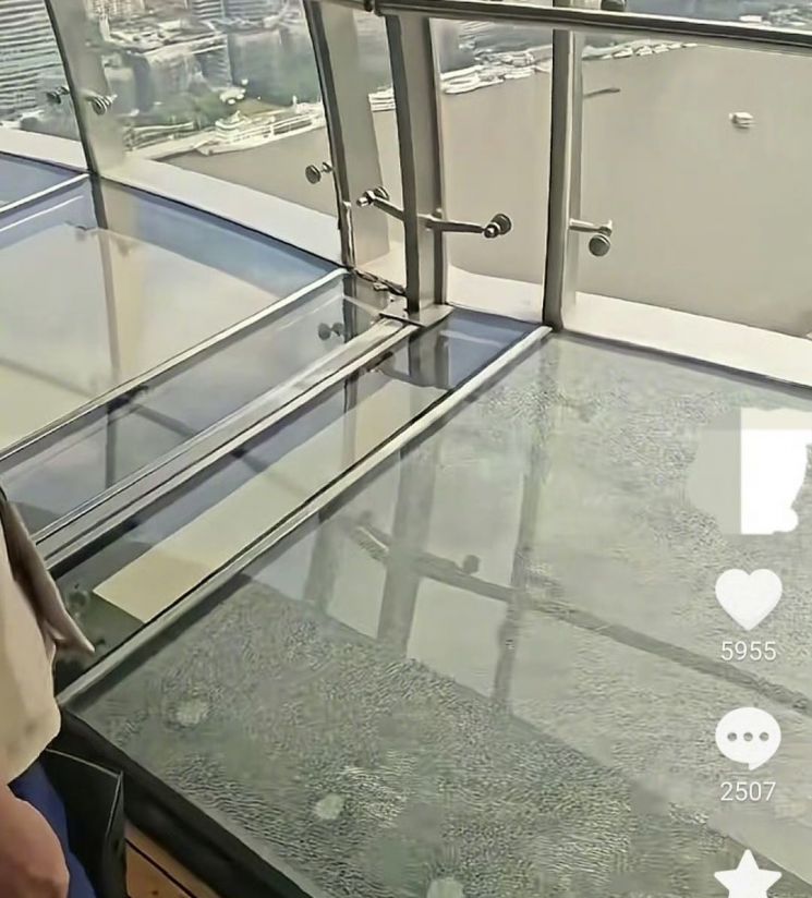 동방명주 내부 모습. 웨이보.