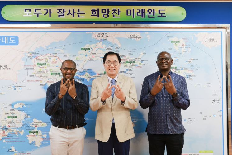 토골라니 애드리스 마부라 주한 탄자니아 대사는 완도군을 방문해 해조류 양식장을 둘러보고 기술 협력 방안을 논의했다. 완도군 제공