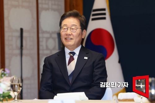 이재명 대통령이 지난 4일 국회 사랑재에서 우원식 국회의장 등 여야 대표들과 함께 오찬을 하기 전 환담하고 있다. 김현민 기자