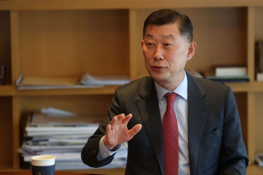 김홍국 하림 회장(왼쪽)과 하림지주 익산 본사 사옥.