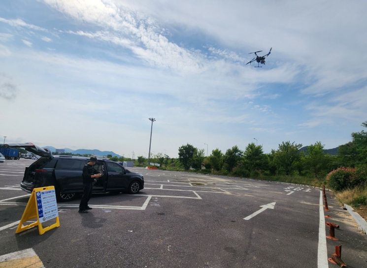 경남경찰청, '드론'으로 고속도로 화물차 법규위반 잡는다