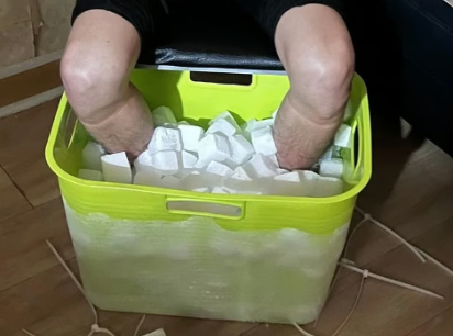 대만의 한 남성이 고액의 보험금을 받아내고자 10시간 동안 드라이아이스에 발을 넣었다. 사진은 범행 당시 촬영한 사진. SCMP