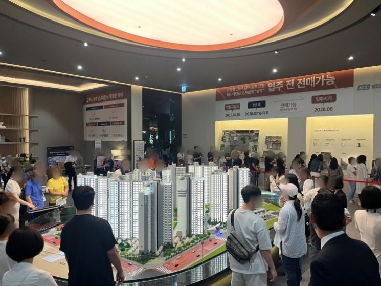 KCC건설, ‘오퍼스 한강 스위첸’ 견본주택 성황리 오픈…방문객 ‘북적’