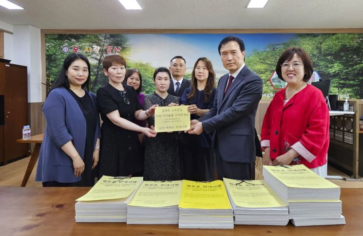 임태희 경기도교육감이 27일 화성반월초등학교를 찾아 열병합발전소 설치 반대 학부모들과 면담한 뒤 사진을 찍고 있다. 경기도교육청 제공