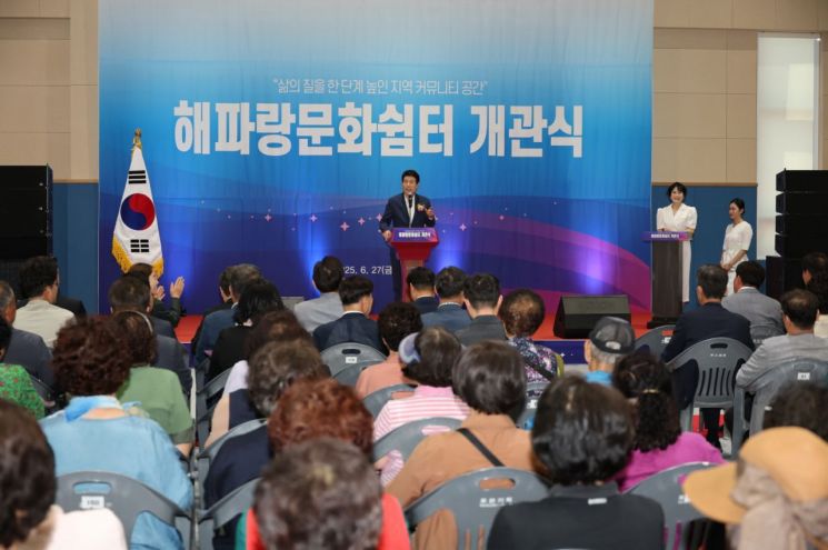 구룡포 해파랑문화쉼터 개관식에서 인사말하는 이강덕 포항시장.