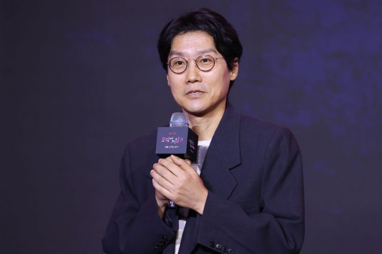 황동혁 감독이 9일 서울 용산구 드래곤시티 호텔에서 열린 넷플릭스 글로벌 흥행작 '오징어 게임' 시즌3 제작발표회에서 작품에 관해 이야기하고 있다. 연합뉴스