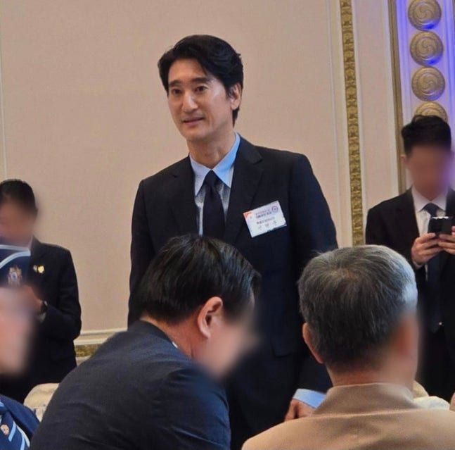 배우 신현준이 27일 보훈가족 자격으로 청와대 영빈관에서 열린 오찬 행사에 참석했다. 신현준 인스타그램