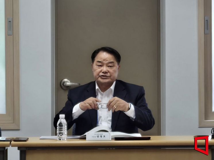 양창호 한국해운협회 상근부회장이 27일 경기 성남시 분당구 새마을운동중앙연수원에서 열린 '2025년 해운협회 사장단 연찬회'에서 기자 간담회를 하고 있다. 노경조 기자