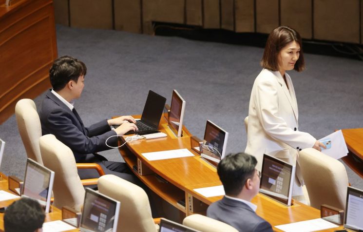 진보당 손솔 의원이 27일 국회 본회의에서 개혁신당 이준석 의원 옆을 지나 자리로 향하고 있다. 연합뉴스