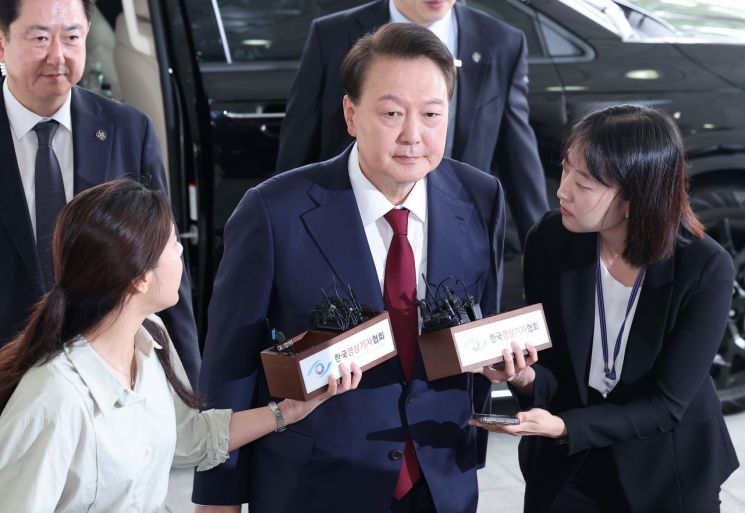 윤석열 전 대통령이 28일 피의자 신분으로 내란특검 조사를 받기 위해 서울 서초구 서울고검 청사로 출석하고 있다. 공동취재 연합뉴스