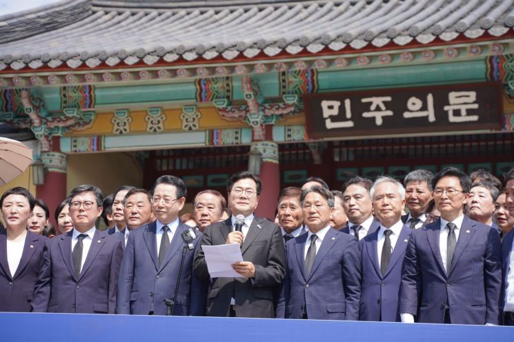 박찬대 더불어민주당 당대표 예비후보가 5·18민주묘지 ‘민주의 문’ 앞에서 기자회견을 열고 발언하고 있다. 송보현 기자