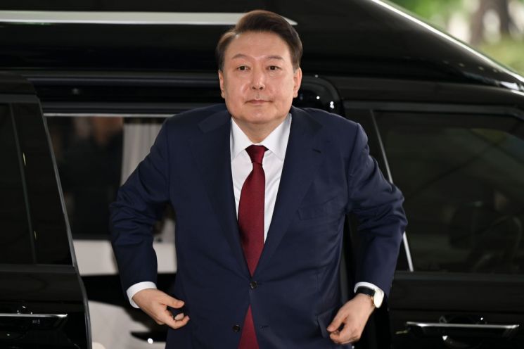 윤석열 전 대통령이 28일 피의자 신분으로 내란특검 조사를 받기 위해 서울 서초구 서울고검 청사로 출석하고 있다. 연합뉴스