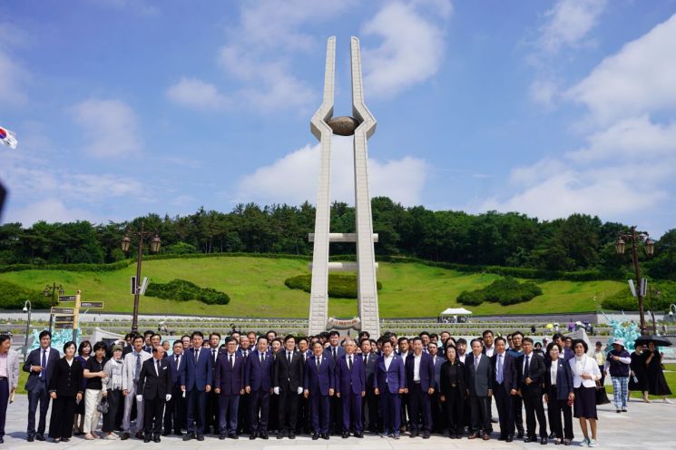 28일 광주 북구 국립5·18민주묘지에서 박찬대 더불어민주당 당대표 예비후보와 참석자들이 참배를 마친 뒤 기념촬영을 하고 있다. 송보현 기자