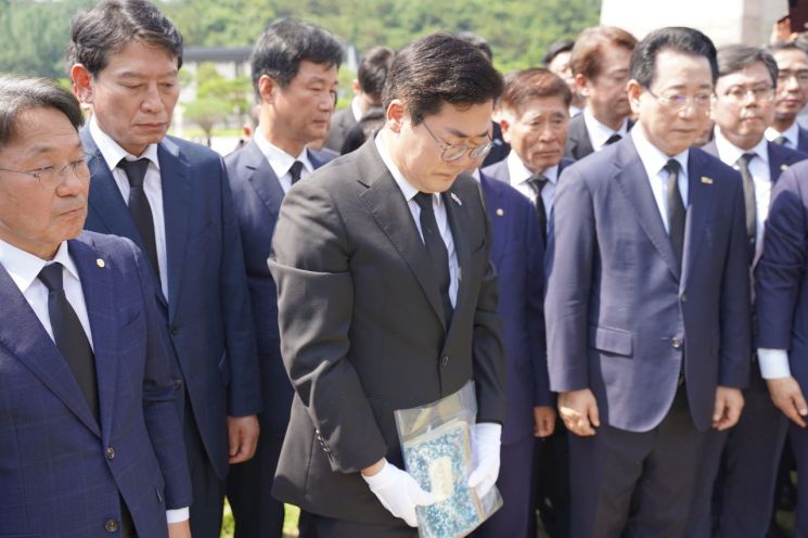 [포토] 박찬대, 5·18 묘역 참배…‘소년이 온다’ 동호 묘역도