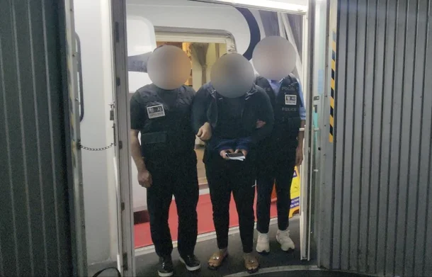 리딩방 사기로 111억원을 가로챈 혐의를 받는 A씨(가운데). 경찰청.