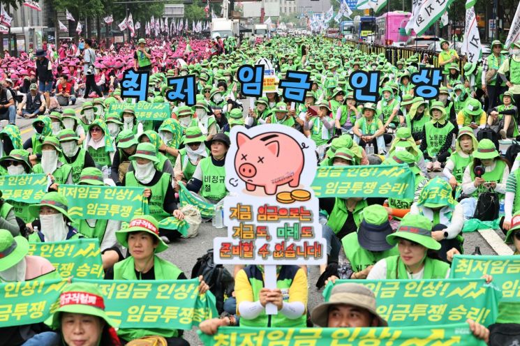 28일 서울 숭례문 인근에서 열린 '최저임금인상·노동기본권 쟁취 민주노총 결의대회'에서 참석자들이 관련 피켓을 들고 있다. 연합뉴스