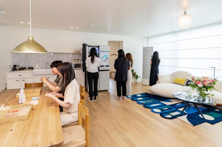 삼성전자는 지난 26일부터 부산 해운대구 중동 달맞이길 복합문화공간 에케(ECKE)에서 열린 라이프스타일 전시 '2025 행복작당 부산'에 참가했다. 삼성전자