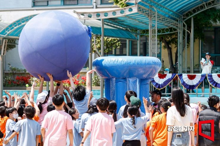 학교 운동회를 앞두고 학생들과 학교가 인근 주민의 눈치를 보는 풍경은 이번이 처음은 아니다. 관련 민원이 초중고에 고루 제기되면서 체육활동 위축을 우려하는 목소리가 나온다. 아시아경제