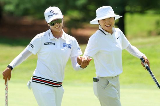 임진희와 이소미, 생애 첫 승 합작…연장 우승 버디