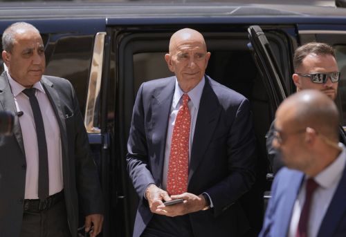 톰 배럭 주튀르키예 미국 대사 겸 시리아 특사가 지난 19일(현지시간) 레바논 베이루트의 정부청사에서 나와프 살람 레바논 총리와 회담하기 위해 도착한 경호원들의 호위를 받으며 차량에서 내리고 있다. AP연합뉴스