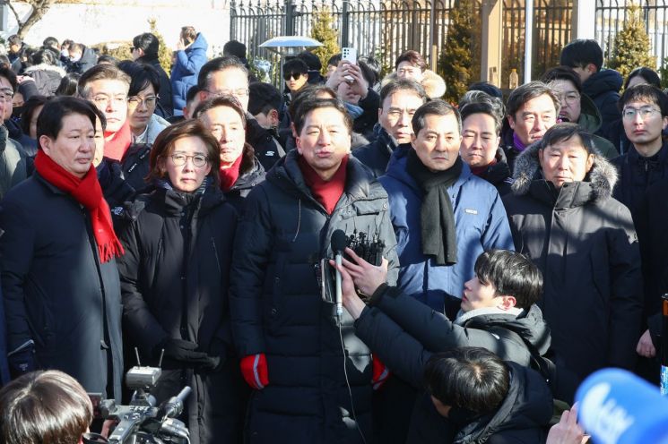 고위공직자범죄수사처(공수처)와 경찰이 윤석열 당시 대통령에 대한 2차 체포영장 집행에 나선 지난 1월 15일 서울 용산구 한남동 대통령 관저 입구에서 국민의힘 의원들이 발언하고 있다. 연합뉴스
