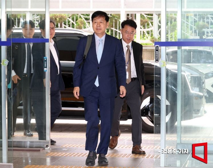 [포토] 사무실 들어서는 구윤철 장관 후보자