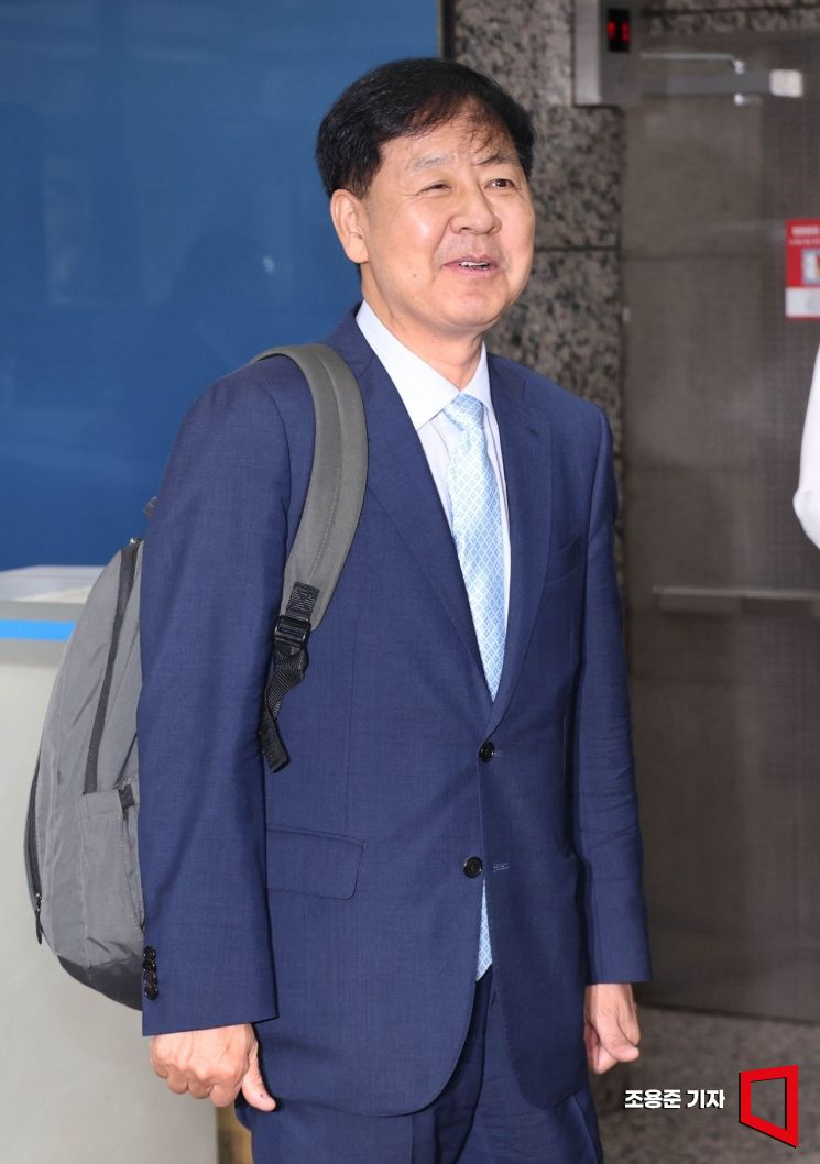 구윤철 경제부총리 겸 기획재정부 장관 후보자가 30일 서울 중구 예금보험공사에 마련된 인사청문회 준비사무실로 출근하고 있다. 2025.6.30 조용준 기자