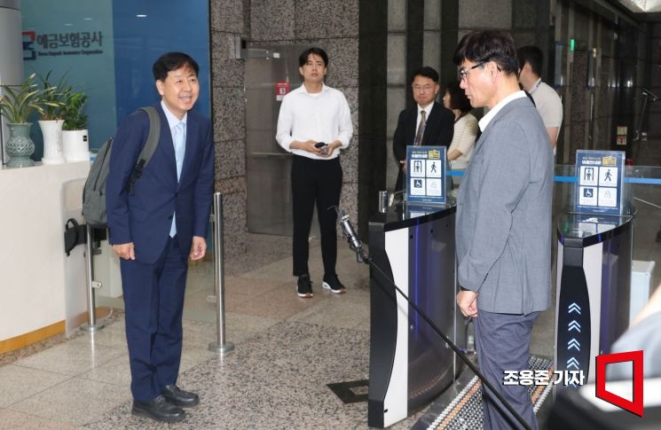 [포토] 출근하며 인사하는 구윤철 후보자