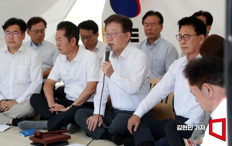 2023년 9월1일 당시 이재명 더불어민주당 대표가 국회 본청 앞 단식투쟁 천막에서 열린 최고위원회의에서 발언하고 있다. 김현민 기자