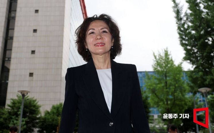 이진숙 사회부총리 겸 교육부 장관 후보자가 30일 서울 여의도 한국교육시설안전원에 마련된 인사청문회 준비 사무실로 출근하고 있다. 2025.06.30 윤동주 기자