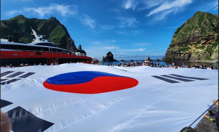 광복 80주년을 맞아 지난 28일 시민 80명이 독도 동도 선착장에서 가로 30m, 세로 20m 크기의 초대형 태극기를 펼쳐졌다. 서경덕 교수