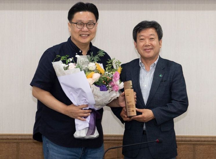 서경덕(왼쪽) 성신여대 교수가 지난 27일 경북 울릉군 군청회의실에 열린 홍보대사 위촉식에 참석해 기념촬영하고 있다. 울릉군