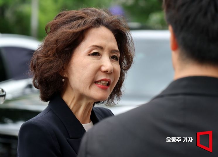 이진숙 사회부총리 겸 교육부 장관 후보자가 지난달 30일 서울 여의도 한국교육시설안전원에 마련된 인사청문회 준비 사무실로 출근, 취재진 질문에 답변하고 있다. 2025.06.30 윤동주 기자