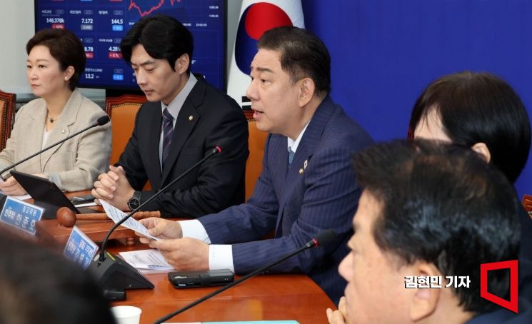 [포토] 김병기 "내란수괴 尹. 조사를 쇼핑하듯 하나…대가 치러야"