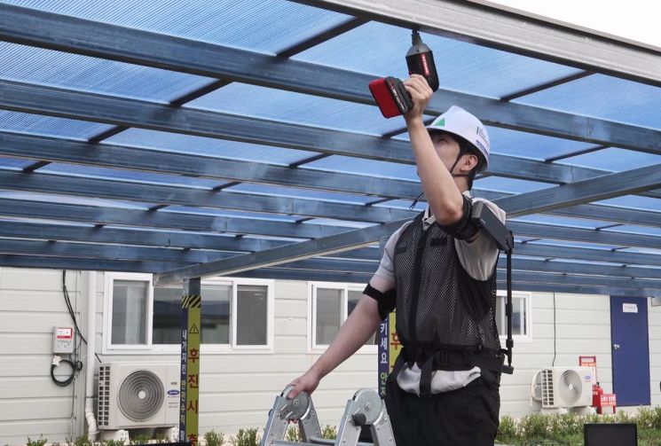 착용로봇 엑스블숄더를 착용한 작업자가 시연하고 있다. 현대건설 제공