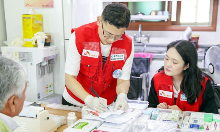 SK에코플랜트 에피봉사단과 열린의사회가 의료 소외지역 주민을 위한 의료봉사를 하고 있다. SK에코플랜트