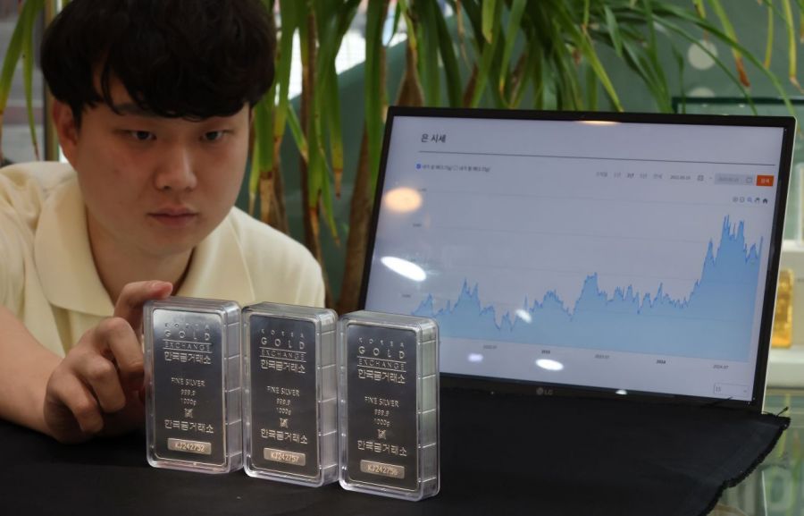 실버바(왼쪽). 게티이미지뱅크/서울 종로구 한국금거래소에서 관계자가 실버바를 선보이고 있다. 사진=조용준 기자 jun21@