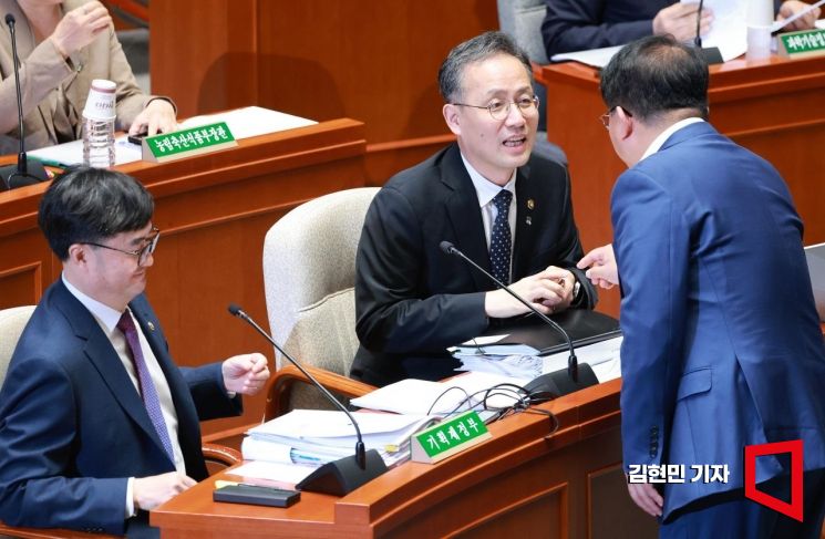 이형일 기획재정부 장관 직무대행 1차관이 30일 국회에서 열린 예산결산특별위원회 전체회의에서 의원과 인사하고 있다. 2025.6.30 김현민 기자