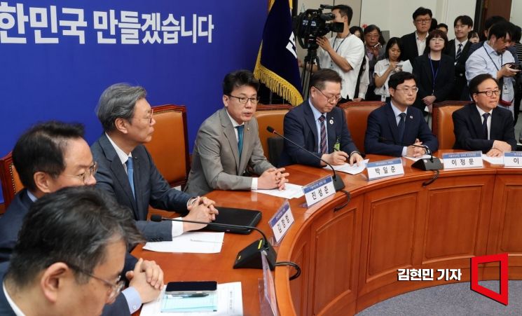 진성준 더불어민주당 정책위의장이 30일 국회에서 상법 개정안 추진 관련 경제계 의견 수렴을 위한 경제6단체 부회장단과 간담회를 하고 있다. 이번 간담회에는 박일준 대한상공회의소 상근부회장, 김창범 한국경제인협회 상근부회장, 이동근 한국경영자총협회 상근부회장, 장석민 한국무역협회 전무, 오기웅 중소기업중앙회 상근부회장, 이호준 한국중견기업연합회 상근부회장, 정우영 한국상장사협회 부회장 등이 참석했다. 2025.6.30 김현민 기자