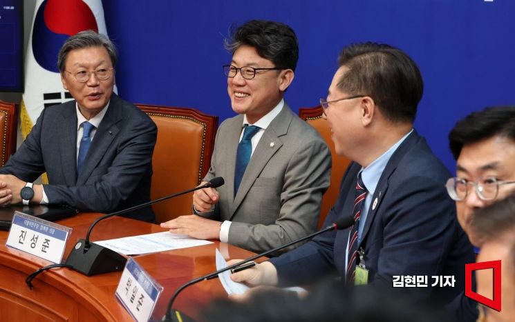 진성준 더불어민주당 정책위의장이 30일 국회에서 상법 개정안 추진 관련 경제계 의견 수렴을 위한 경제6단체 부회장단과 간담회를 하고 있다. 이번 간담회에는 박일준 대한상공회의소 상근부회장, 김창범 한국경제인협회 상근부회장, 이동근 한국경영자총협회 상근부회장, 장석민 한국무역협회 전무, 오기웅 중소기업중앙회 상근부회장, 이호준 한국중견기업연합회 상근부회장, 정우영 한국상장사협회 부회장 등이 참석했다. 2025.6.30 김현민 기자
