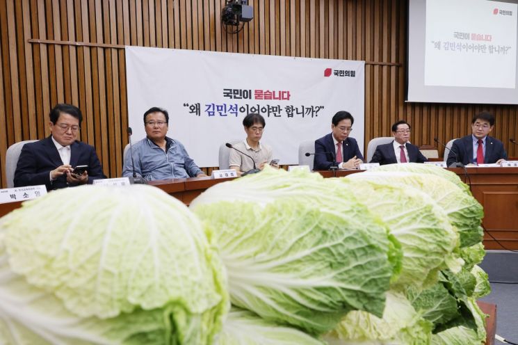 국민의힘 송언석 원내대표(오른쪽 세번째)가 30일 국회에서 열린 김민석 국무총리 후보자 국민청문회에 참석해 발언을 들으며 생각에 잠겨있다. 연합뉴스