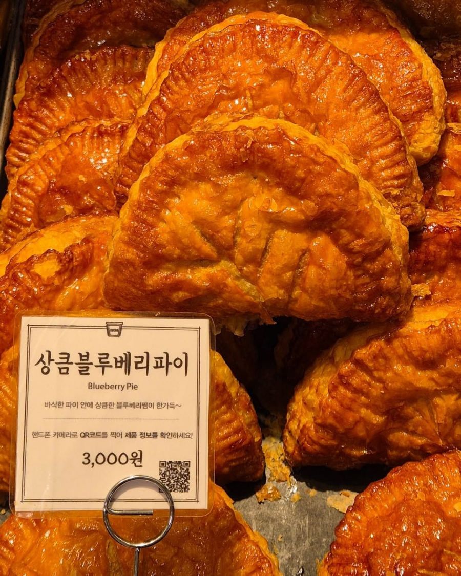 대전 성심당에 진열된 '갓성비' 빵들. 빵 한 개에 1000원대부터 4000원대까지 합리적인 가격으로 전국에서 인기를 얻고 있다. 성심당 인스타그램 캡처