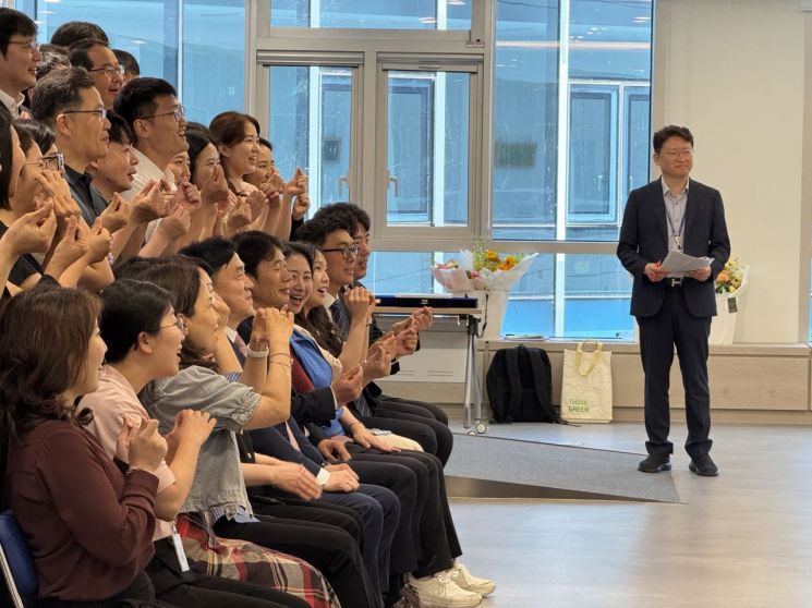 강도현 전 과기정통부 2차관(아래줄 왼쪽에서 네번째)이 30일 세종시 청사에서 열린 퇴임식에서 후배 직원들과 함께 기념촬영을 하고 있다. 사진=백종민 테크 스페셜리스트