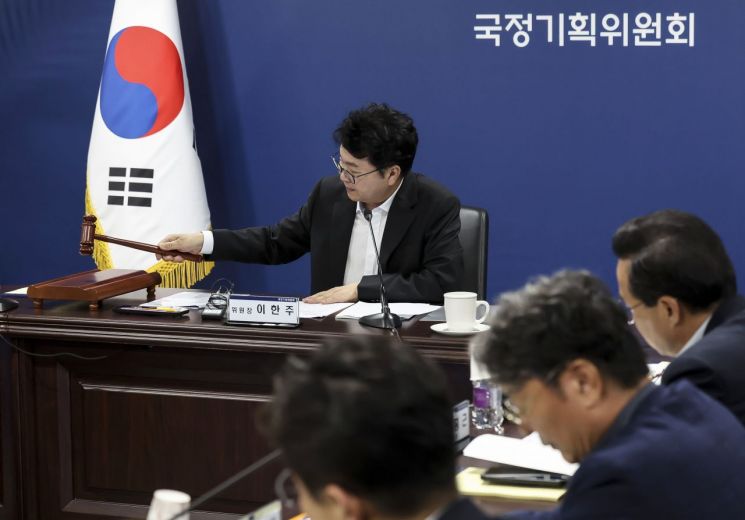 이한주 국정기획위원회 위원장이 30일 서울 종로구 국정기획위원회에서 열린 제3차 전체회의에서 의사봉을 두드리고 있다. 공동취재기자단 연합뉴스